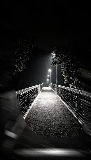 真夜中の散歩で見た水管橋