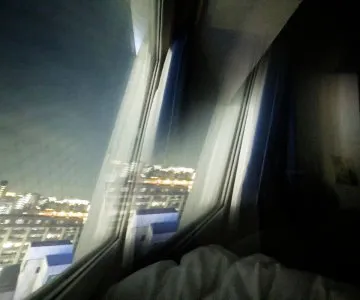 東横インの室内の窓辺